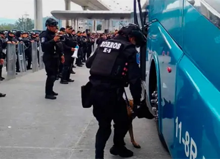 Normalistas de Ayotzinapa bloquean caseta en autopista México-Cuernavaca Normalistas de Ayotzinapa bloquean caseta en autopista México-Cuernavaca
