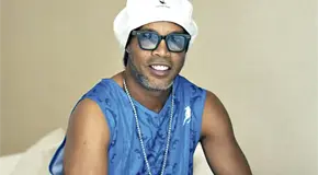 RONALDINHO LANZA SU PRIMER DISCO &acute;CAMISA 10&acute;