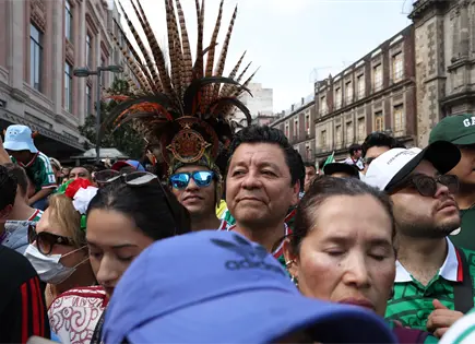 Aficionados salen a celebrar la victoria de México al Ángel Aficionados salen a celebrar la victoria de México al Ángel