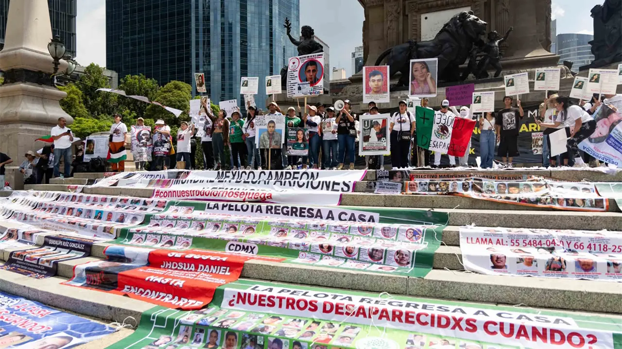 Buscadoras protestan en el Ángel de la Independencia