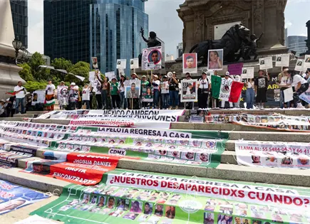 Buscadoras protestan en el Ángel de la Independencia Buscadoras protestan en el Ángel de la Independencia