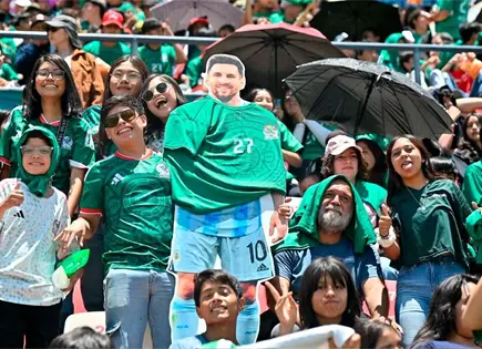 Disfrutan 8 mil juego de la Selecci&oacute;n en el estadio