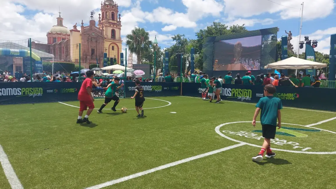 Disfrutan soledenses partido de Selección en megapantalla