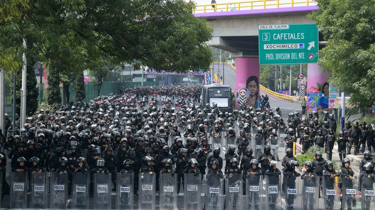 Enfrentamiento entre policías y encapuchados deja varios lesionados
