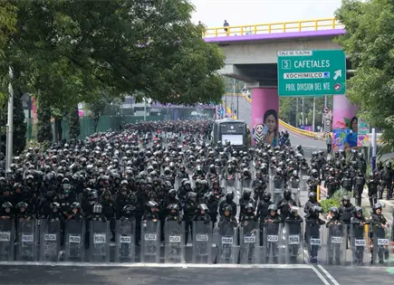 Enfrentamiento entre policías y encapuchados deja varios lesionados Enfrentamiento entre policías y encapuchados deja varios lesionados