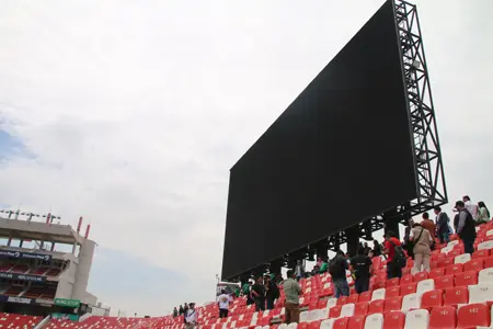 Gobierno acarrearía escolares al estadio