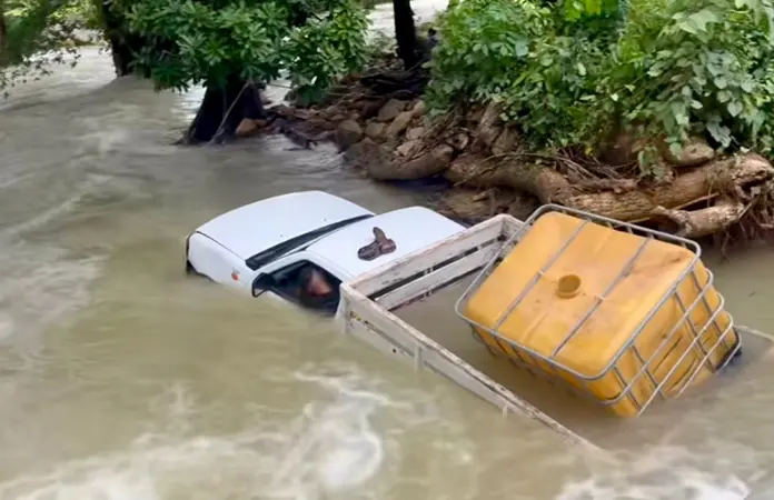 Hombre es arrastrado en su camioneta por la corriente de un río
