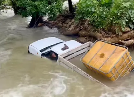Hombre es arrastrado en su camioneta por la corriente de un río Hombre es arrastrado en su camioneta por la corriente de un río