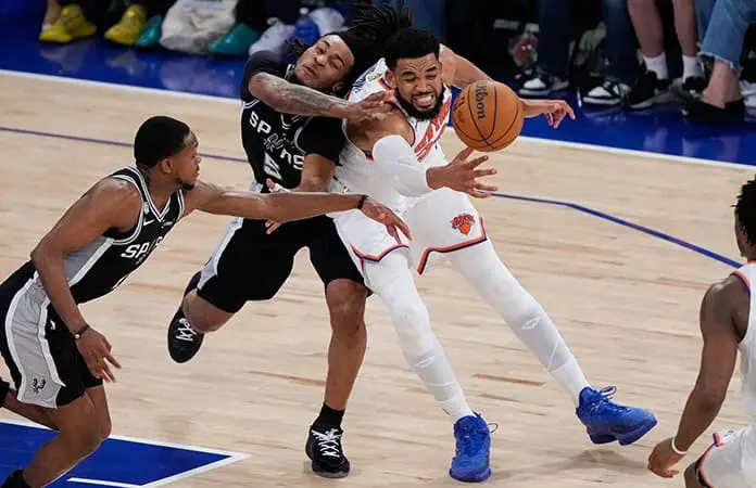 Knicks remontan y vencen a Spurs