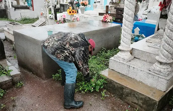 Limpian cementerio municipal, por lluvias