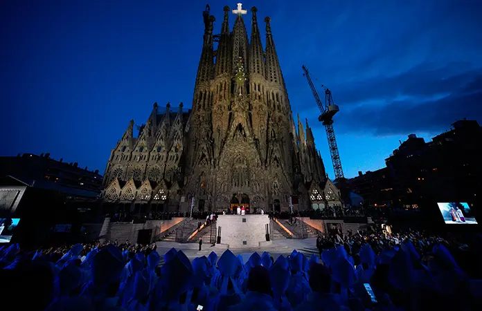 Papa bendice la Sagrada Familia