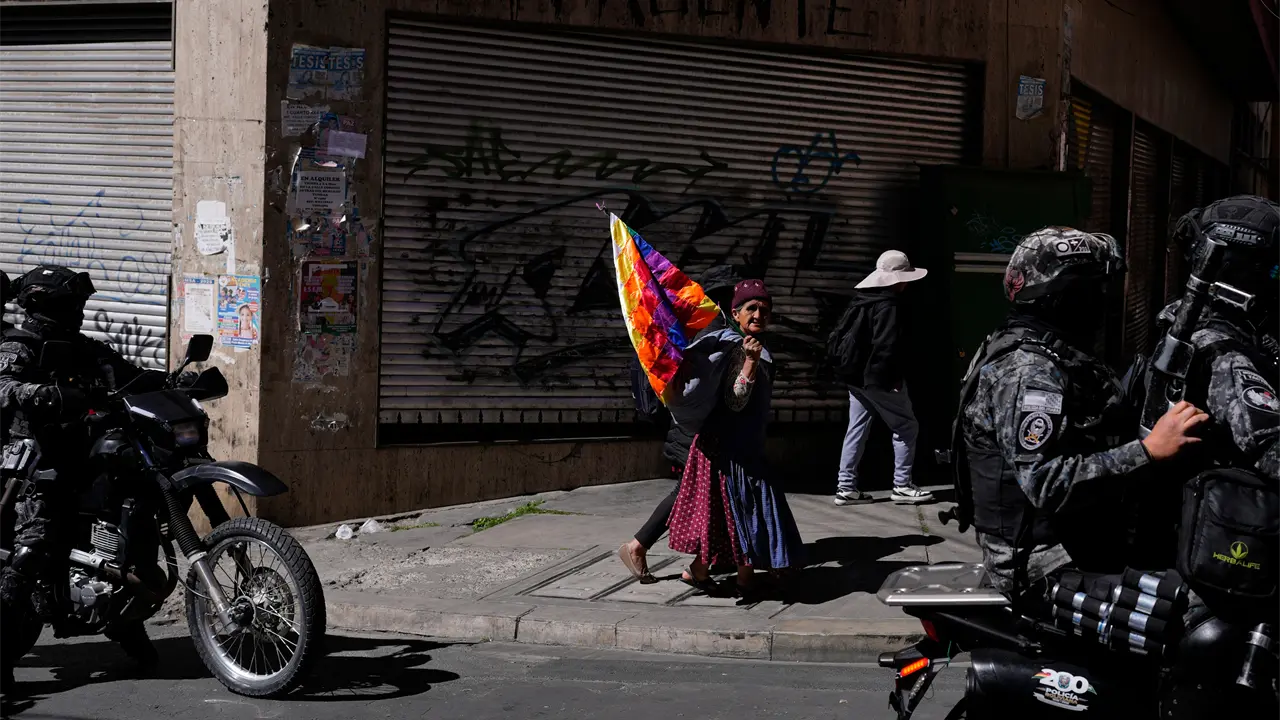 Policía dispersa protesta masiva contra Rodrigo Paz en La Paz