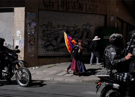 Policía dispersa protesta masiva contra Rodrigo Paz en La Paz Policía dispersa protesta masiva contra Rodrigo Paz en La Paz