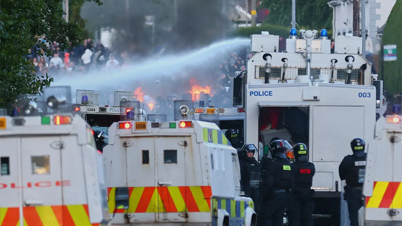 Policía usa cañones de agua para controlar protestas en Belfast