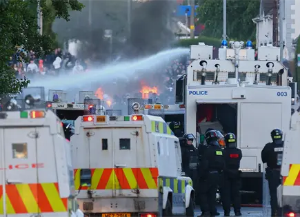 Policía usa cañones de agua para controlar protestas en Belfast Policía usa cañones de agua para controlar protestas en Belfast