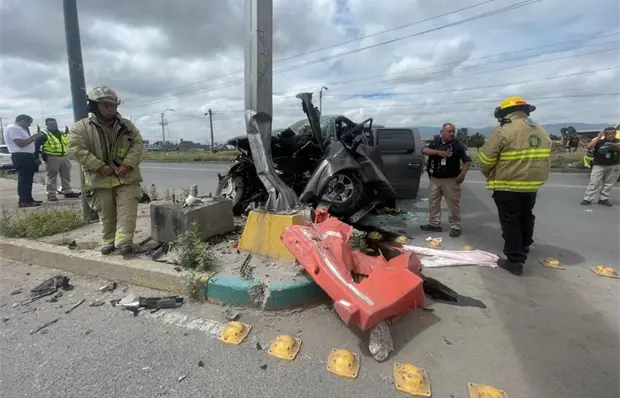 Rescatan a conductor prensado tras choque en la 57