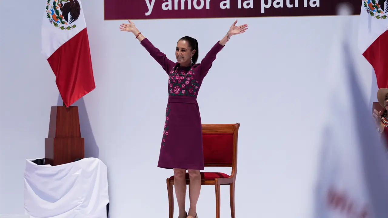 Sheinbaum cede asiento en partido inaugural a joven indígena