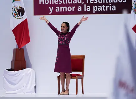 Sheinbaum cede asiento en partido inaugural a joven indígena Sheinbaum cede asiento en partido inaugural a joven indígena