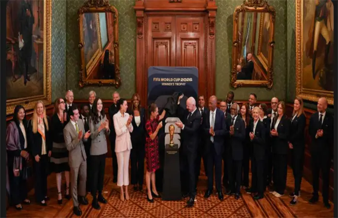 Sheinbaum recibe la Copa Mundial en Palacio Nacional