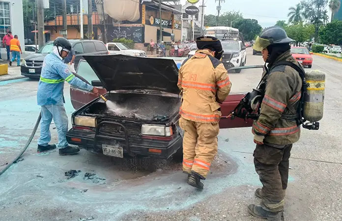 Vehículo se incendia en pleno bulevar de Valles