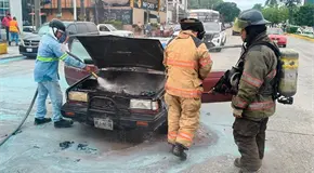 Veh&iacute;culo se incendia en pleno bulevar de Valles