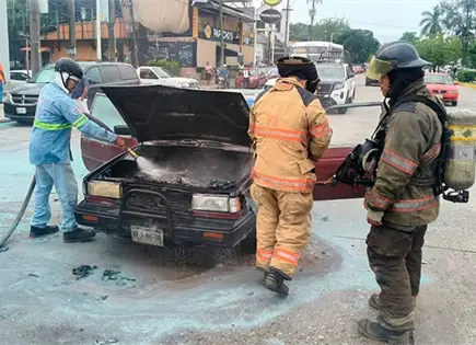 Vehículo se incendia en pleno bulevar de Valles Vehículo se incendia en pleno bulevar de Valles