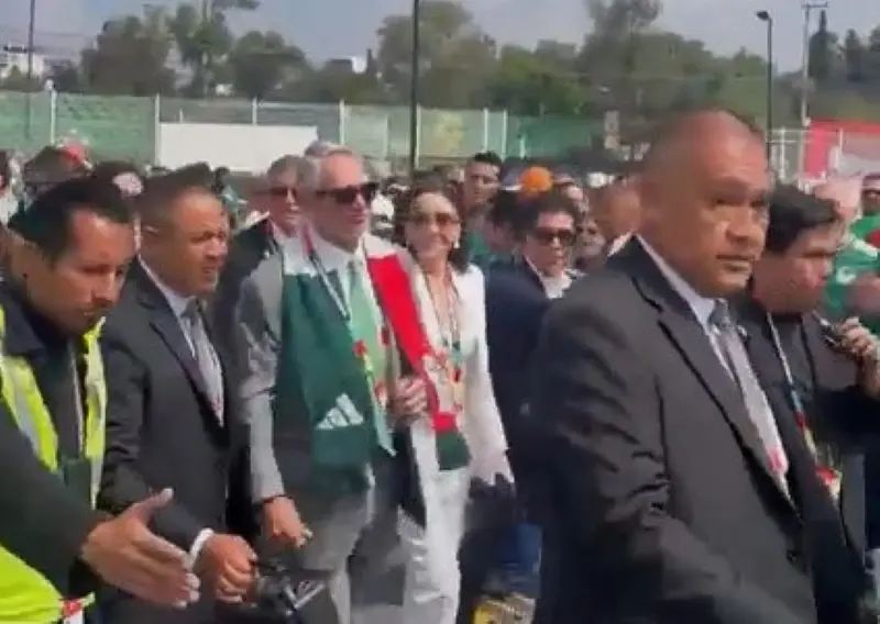 Video | Salinas Pliego arriba al Azteca en medio de insultos