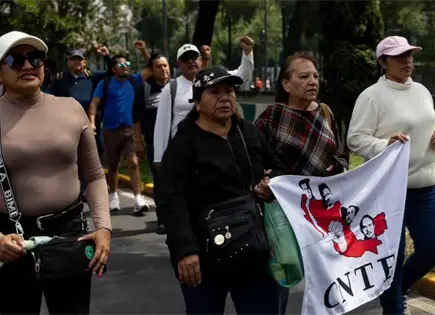 CNTE mantiene huelga y prepara más protestas en CDMX CNTE mantiene huelga y prepara más protestas en CDMX