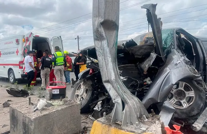 Conductor choca contra un poste en carretera ´57