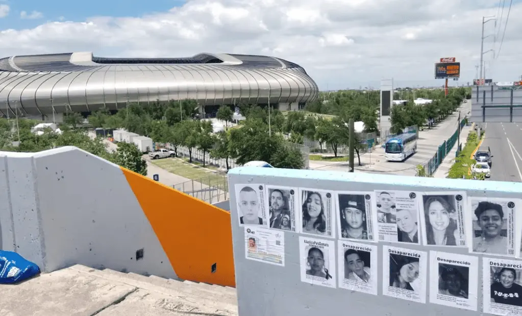 Familias de desaparecidos colocan fichas en puente frente al Estadio Monterrey