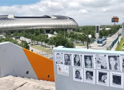 Familias de desaparecidos colocan fichas en puente frente al Estadio Monterrey Familias de desaparecidos colocan fichas en puente frente al Estadio Monterrey