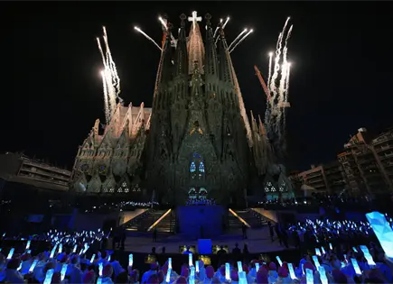 La Sagrada Familia de Barcelona es una obra maestra de piedras, colores y luz La Sagrada Familia de Barcelona es una obra maestra de piedras, colores y luz