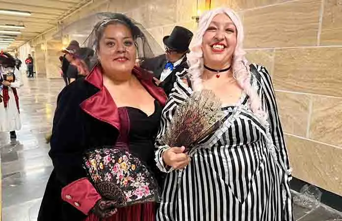Lucen vestidos de época en la Línea 2