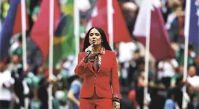 SALMA HAYEK DA LA BIENVENIDA AL MUNDIAL EN UN ESTADIO REPLETO DE ESTRELLAS