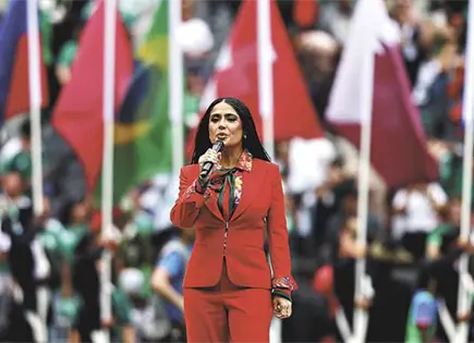 SALMA HAYEK DA LA BIENVENIDA AL MUNDIAL EN UN ESTADIO REPLETO DE ESTRELLAS SALMA HAYEK DA LA BIENVENIDA AL MUNDIAL EN UN ESTADIO REPLETO DE ESTRELLAS