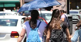 Prev&eacute;n calor y posibles chubascos en SLP