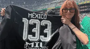 Regina Bland&oacute;n muestra mensaje sobre desaparecidos en Mundial 2026