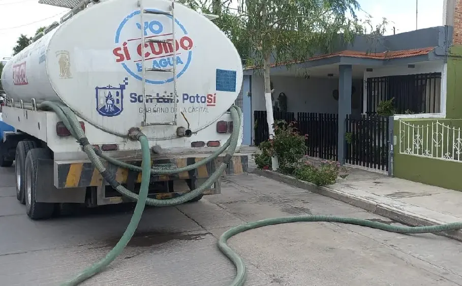 Bocas reparte agua en pipas ante demanda rural
