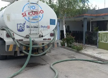 Bocas reparte agua en pipas ante demanda rural Bocas reparte agua en pipas ante demanda rural