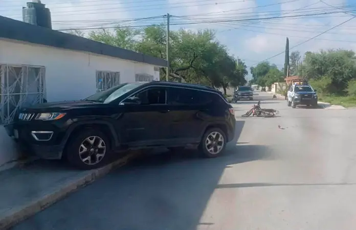 Choca motociclista contra camioneta