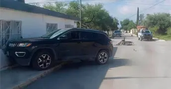 Choca motociclista contra camioneta
