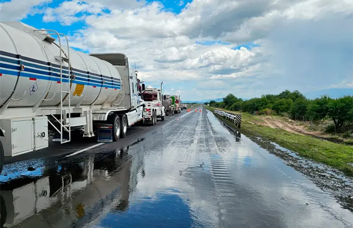 Choque de tráiler y una pipa causa derrame de aceite