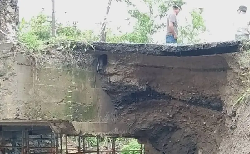 Determinan cierre de puente en la Huasteca por daños (fotos)
