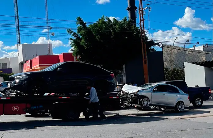 Fuertes daños deja percance entre dos autos