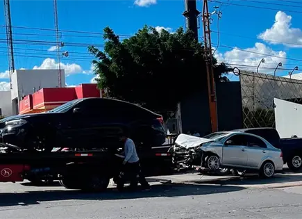 Fuertes daños deja percance entre dos autos Fuertes daños deja percance entre dos autos