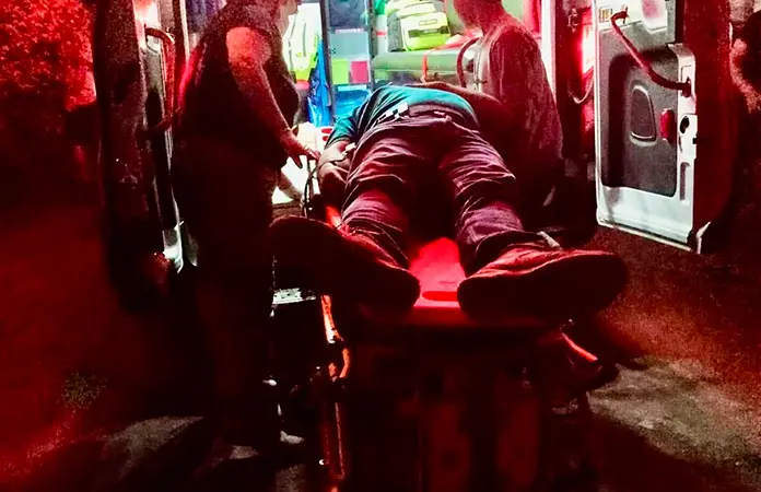 Motociclista, grave al derrapar su unidad