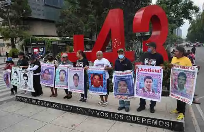 Padres de 43 acusan criminalización