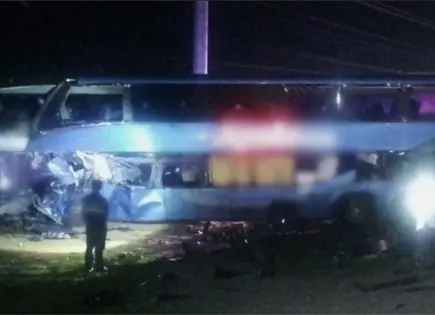 Suman 6 muertos por choque de autobús y tráiler en la 57 Suman 6 muertos por choque de autobús y tráiler en la 57
