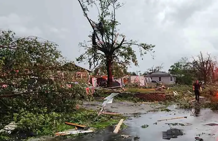 Tornados derriban casas a las afueras de Chicago