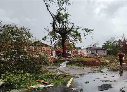 Tornados derriban casas a las afueras de Chicago Tornados derriban casas a las afueras de Chicago